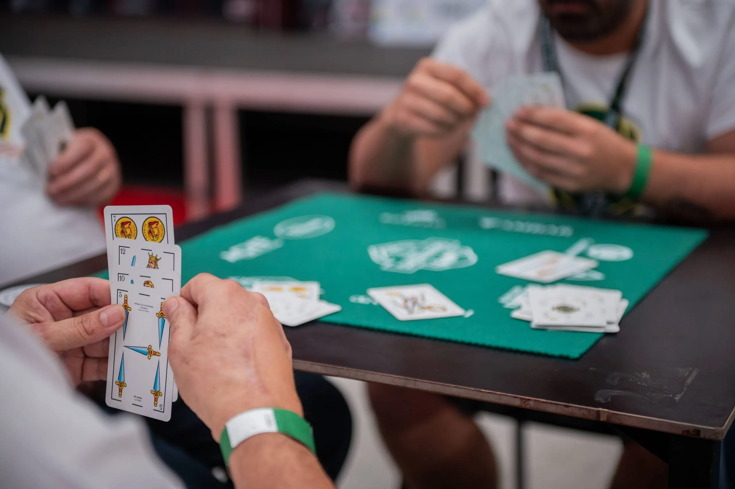 Cartas repartidas en el centro de la mesa durante una jugada.